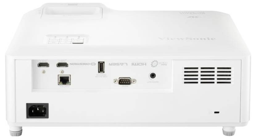 Vit projektor sedd bakifrån med anslutningar: HDMI, USB, nätverk, VGA och strömkontakt. Varumärkets namn synligt uppe till höger.