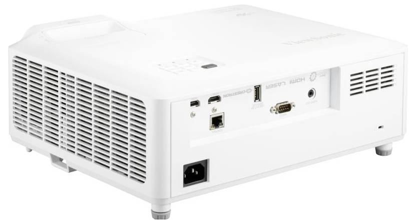 En vit projektor med anslutningsmöjligheter på baksidan, inklusive HDMI-, VGA- och USB-portar. Ventilationsspringor är synliga.
