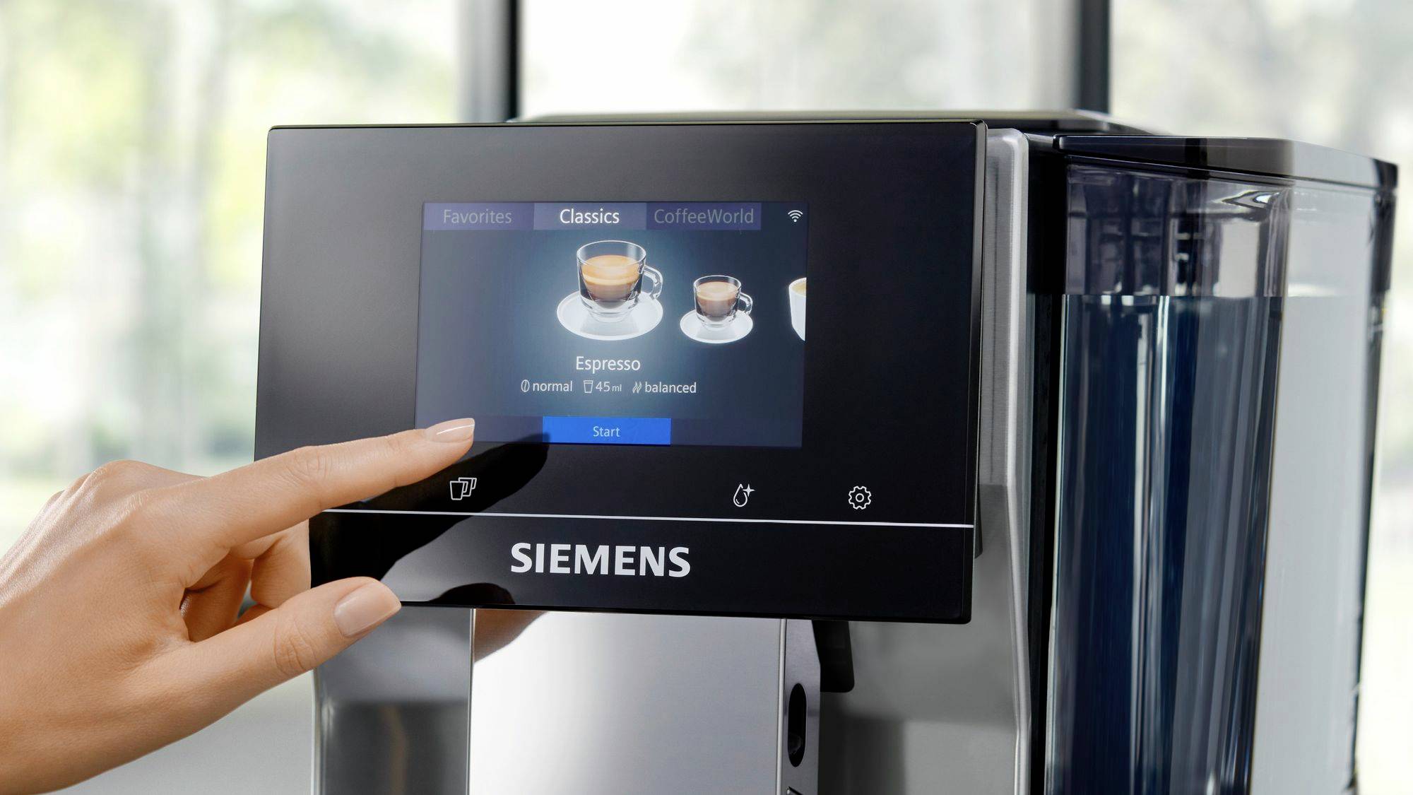 En hand använder en Siemens helautomatisk kaffemaskindisplay för att välja en espresso. Displayen visar alternativ för kaffetyper.