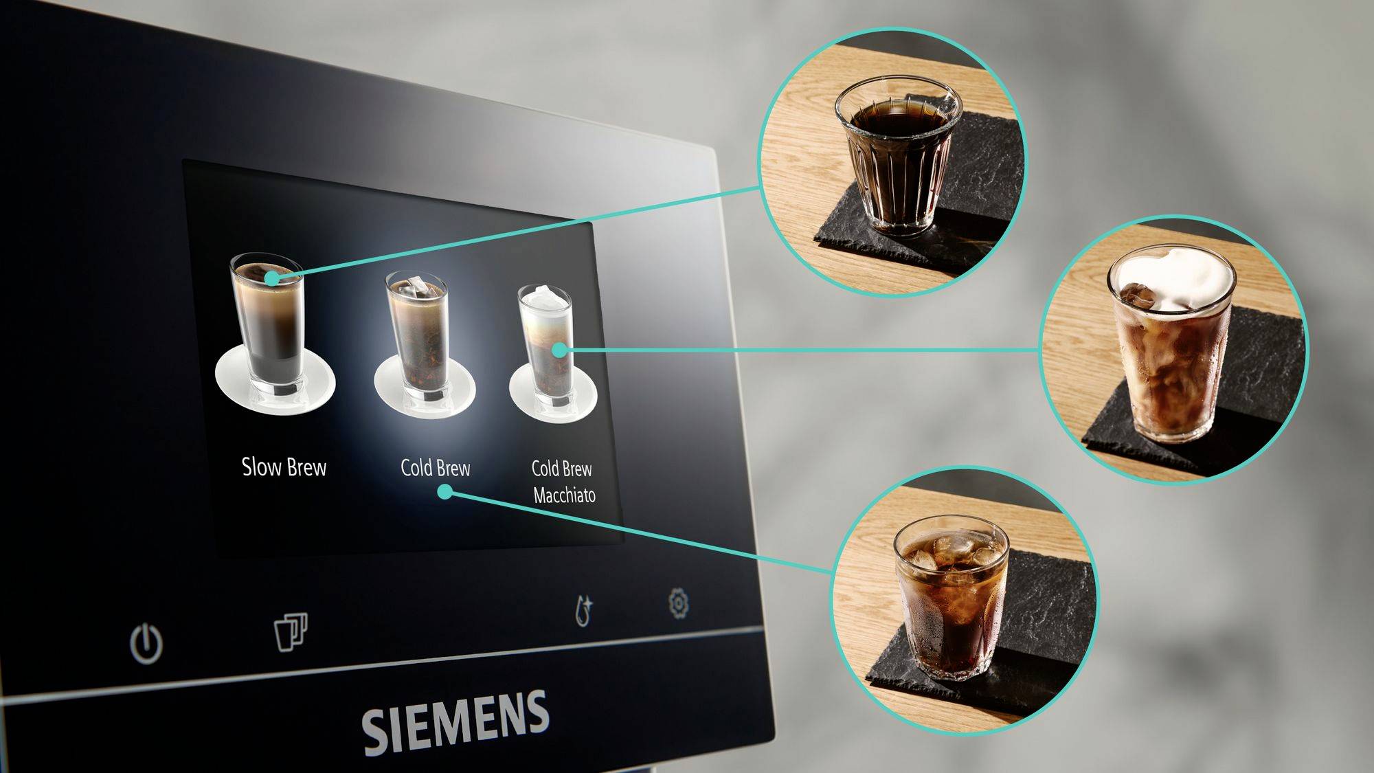 Närbild av en Siemens-kaffemaskindisplay med val av kaffedrycker: 'Slow Brew', 'Cold Brew' och 'Cold Brew Macchiato'. Drycker visas i glas bredvid.