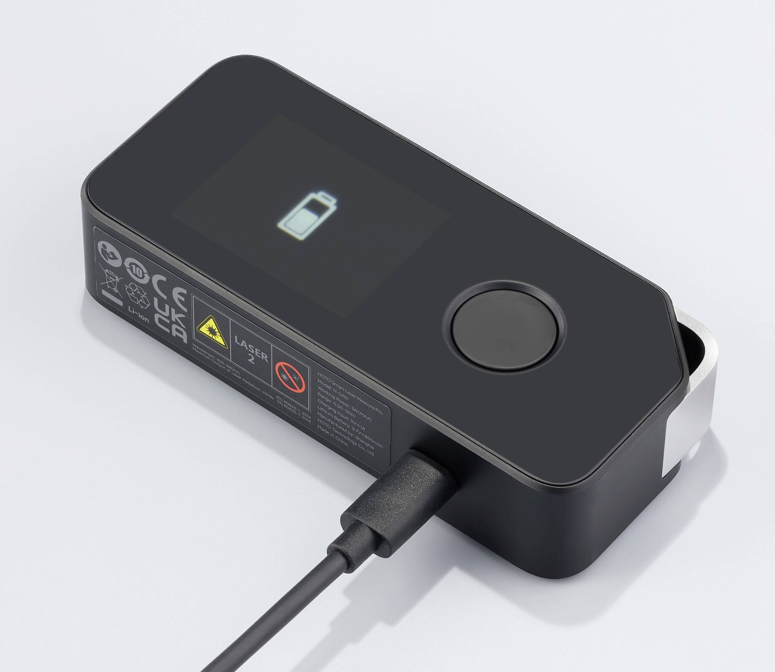 Ett svart laddare med kabel visar en tom batterisymbol på en digital skärm.