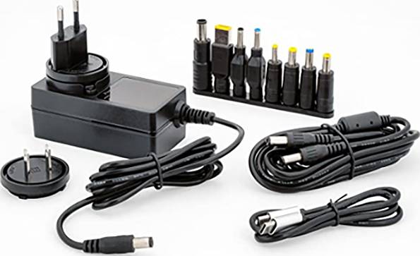 Ett universellt nätadapter med flera adaptrar och kablar, lämplig för olika elektroniska enheter.
