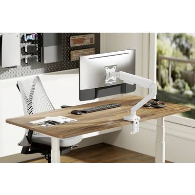 Modern arbetsplats med träskrivbord, ergonomisk stol, skärm på fäste, tangentbord och mus. Ljus, vänlig miljö.