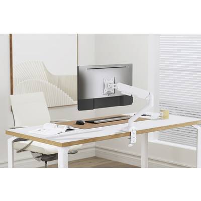 En modern, minimalistisk arbetsplats med ett vitt skrivbord, där en skärm på en justerbar arm, en kontorsstol och dagsljus är placerade.