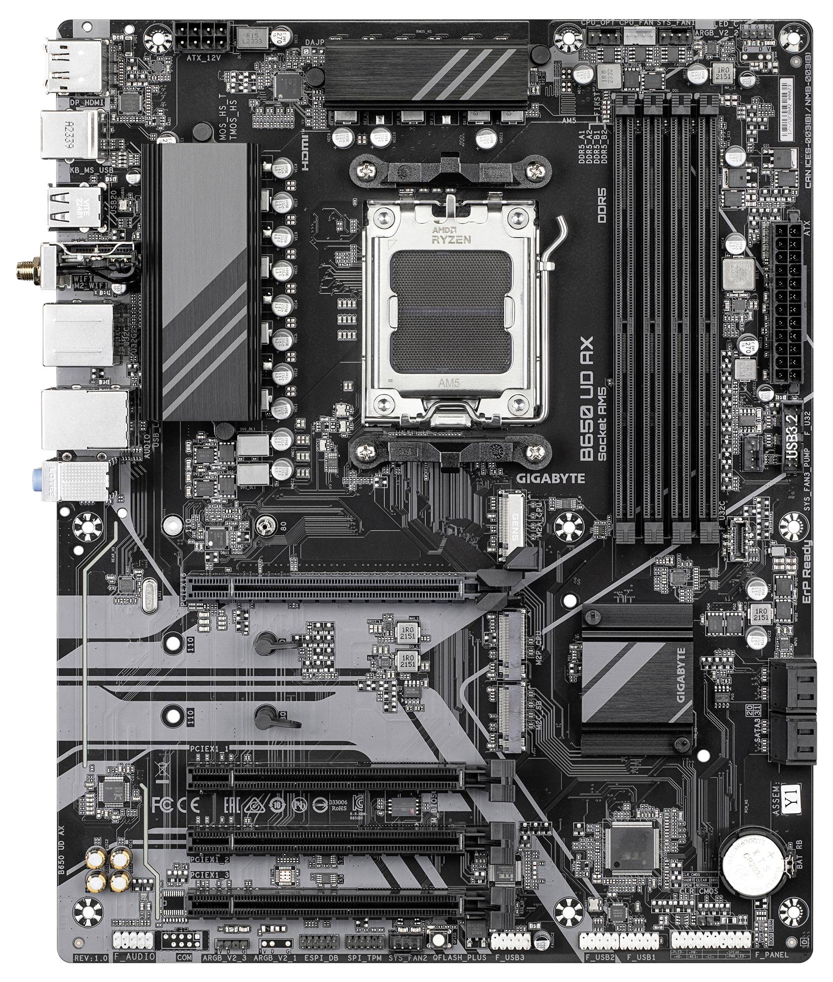 Ett moderkort av modellen 'GIGABYTE B650 UD AX', igenkännbart genom sina PCIe-kortplatser, RAM-platser och CPU-socket.