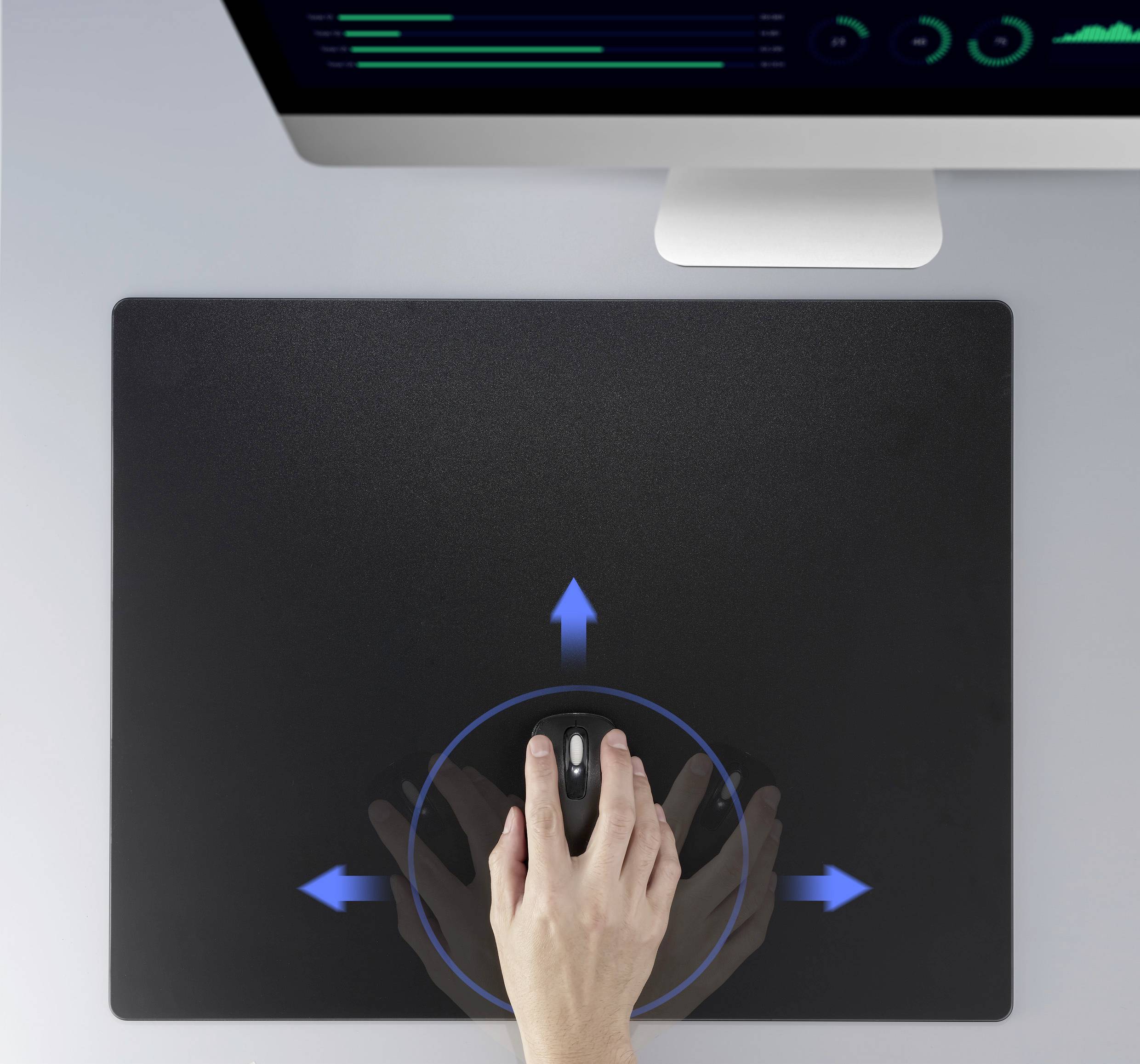 En hand rör sig i olika riktningar på en pekplatta, kopplad till en skärm som visar grafiska data.