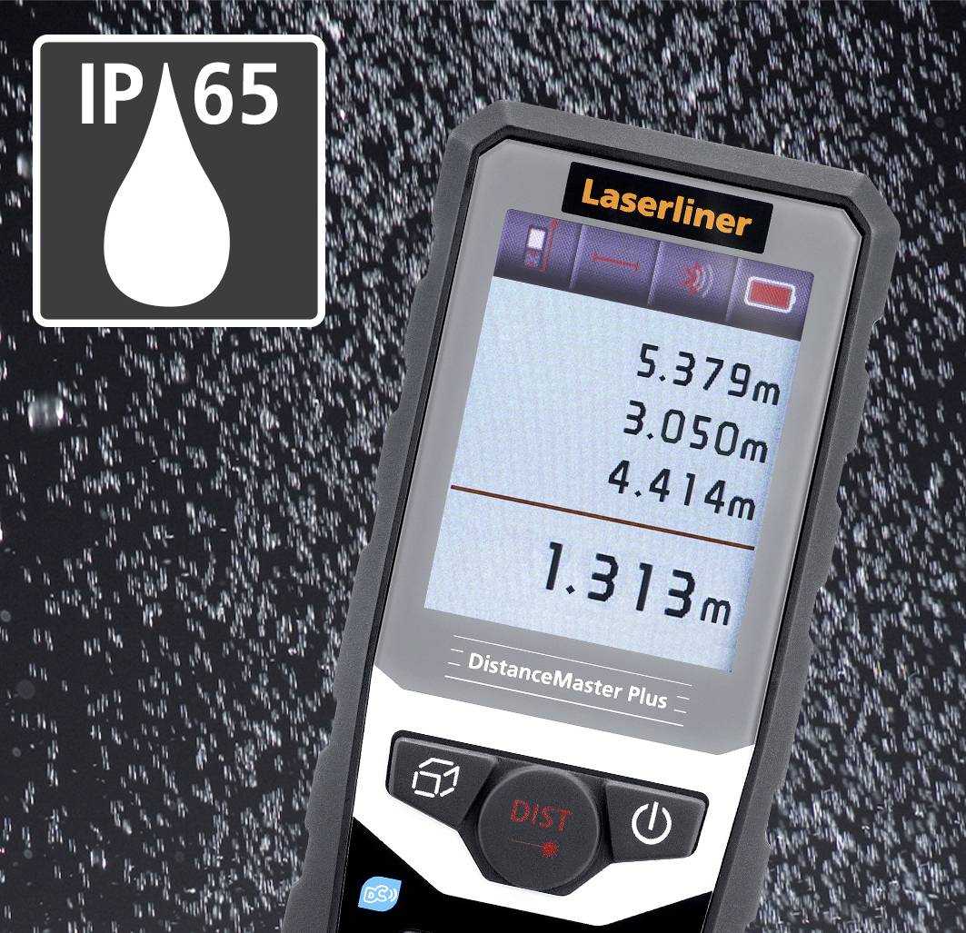Handhållen mätare för avståndsmätning som visar tre mätvärden i meter. Symbol 'IP65' för vatten- och dammskydd, placerad på en våt bakgrund.