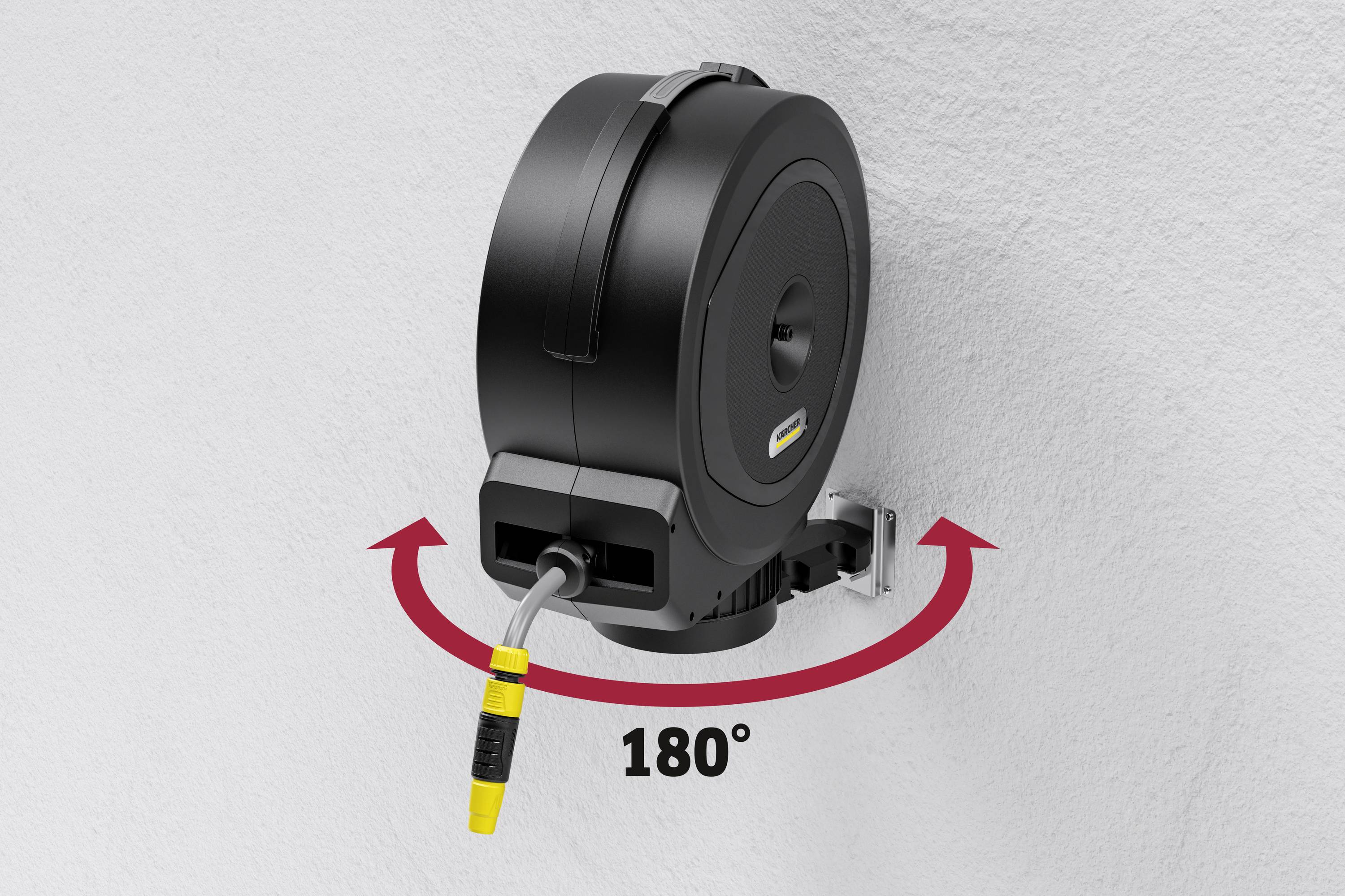 Presentation av en väggfäste för en slangvinda med 180°-svängfunktion, symboliserad av en röd pil.
