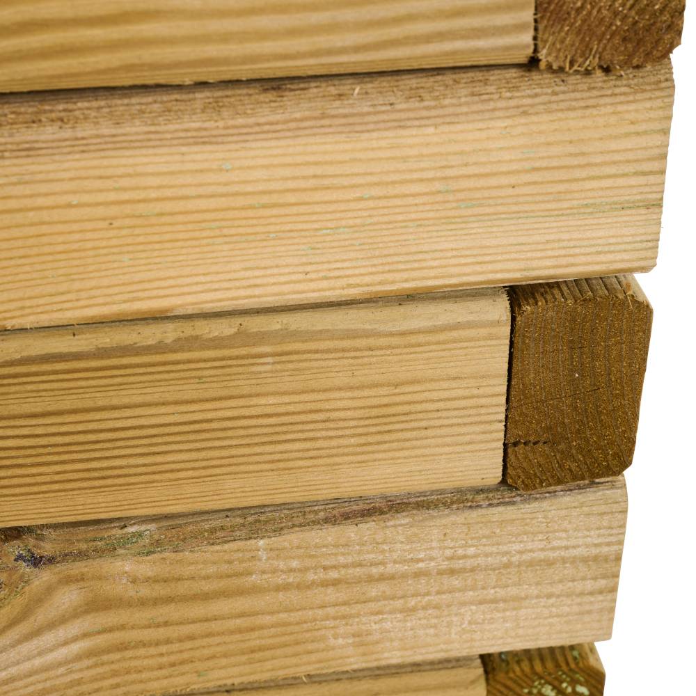 Staplade träbrädor, sedda något från sidan. Kanterna är olika missfärgade och träet uppvisar lätta användningsspår.