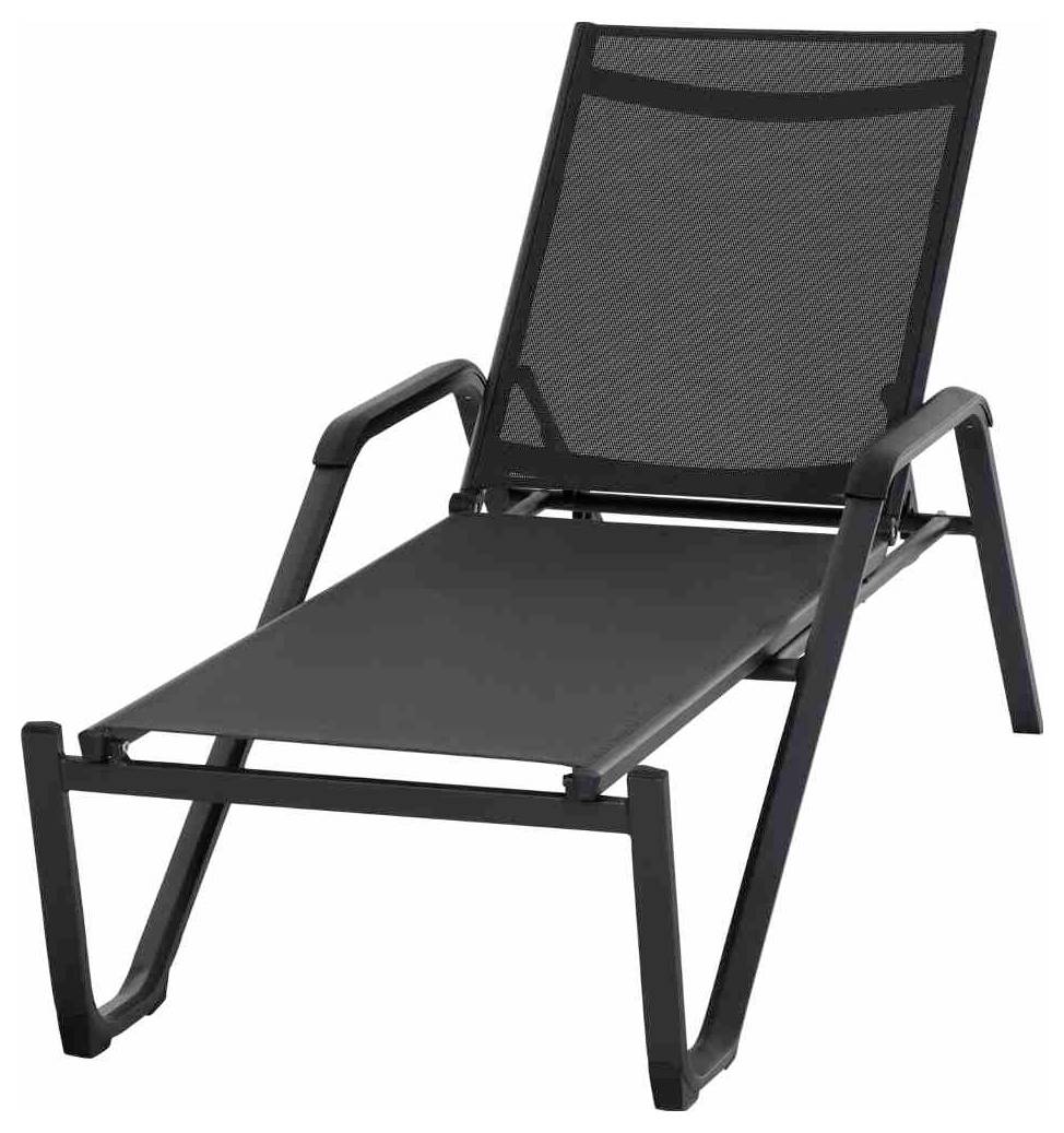 En svart solstol med nätväv och armstöd. Perfekt för utomhusbruk.