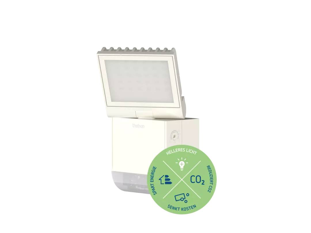 En vit, energieffektiv utomhusstrålkastare med rörelsesensor. Grönt sigill indikerar energibesparing och CO2-reduktion.