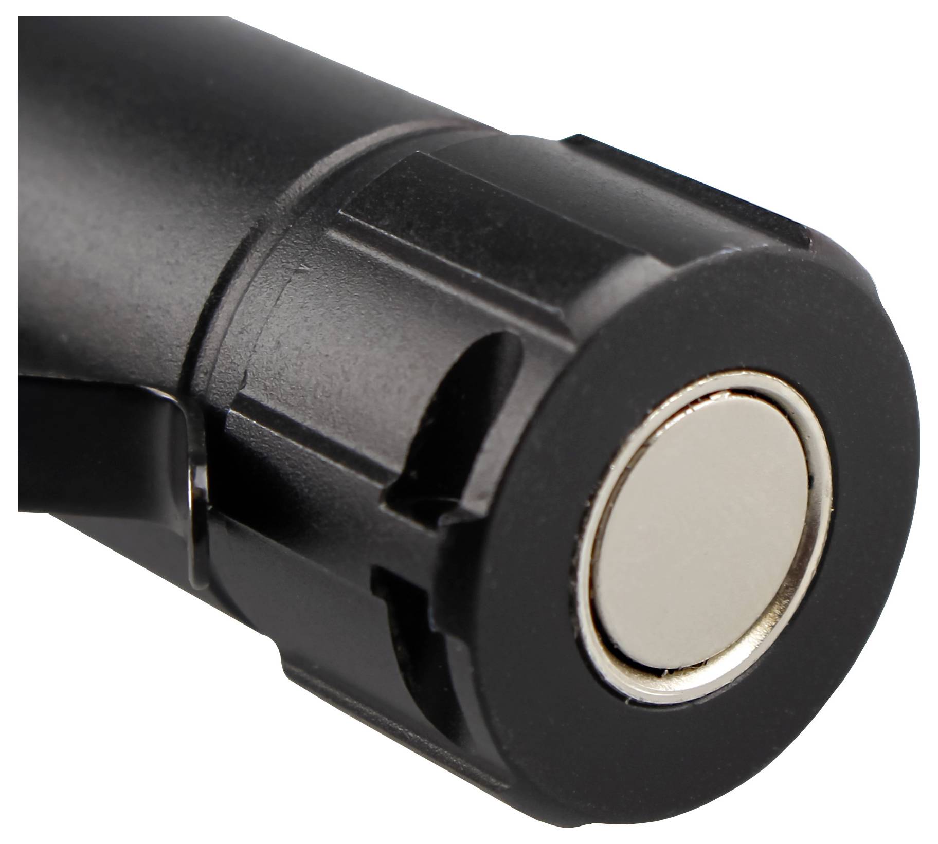 Närbild av en svart cylindrisk magnet med en silverfärgad rund spets. Magneten är en del av ett verktyg.