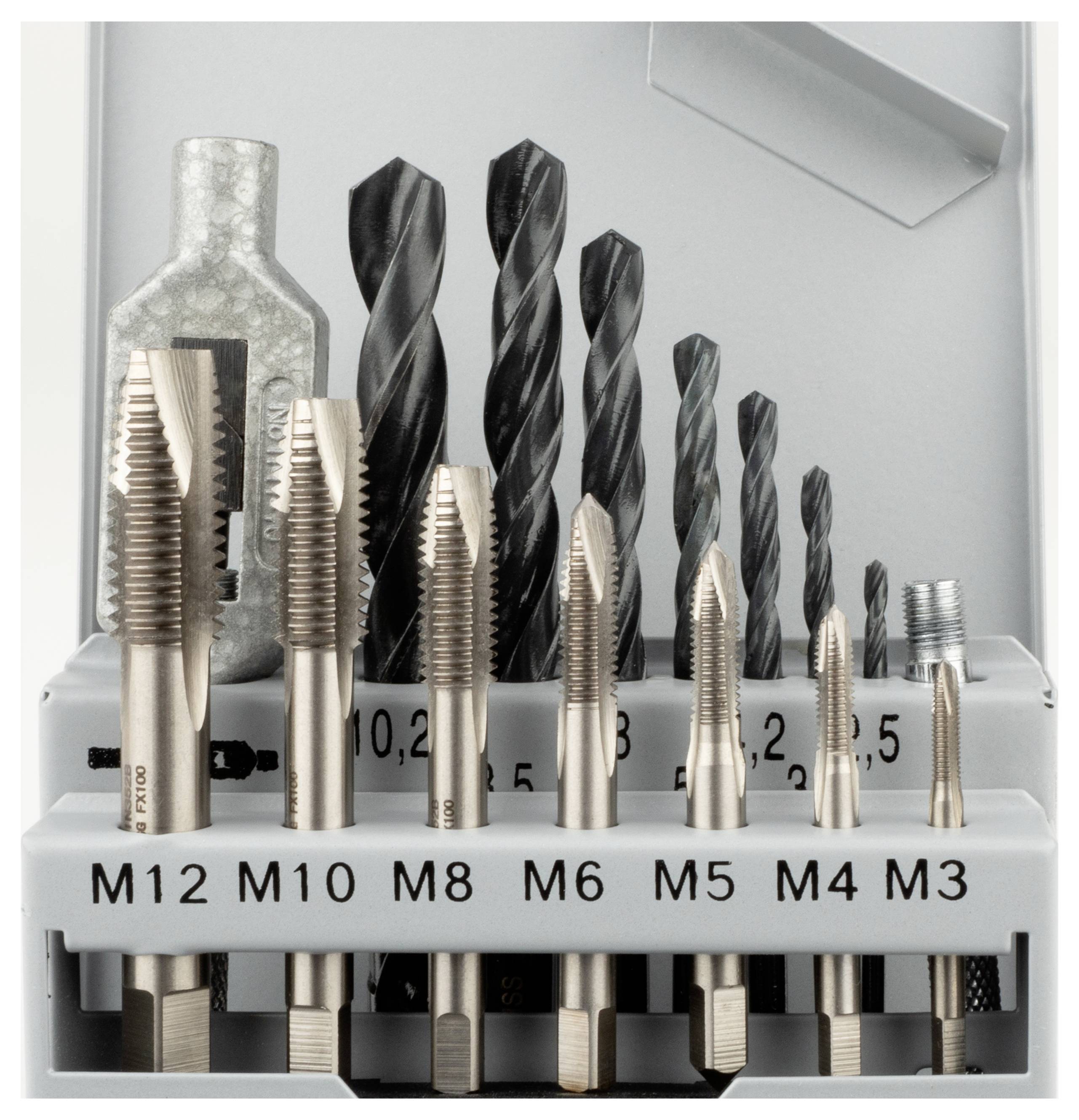 En uppsättning spiralborrar och gängborrar i en öppen metallbehållare, märkt med metriska storlekar från M3 till M12.