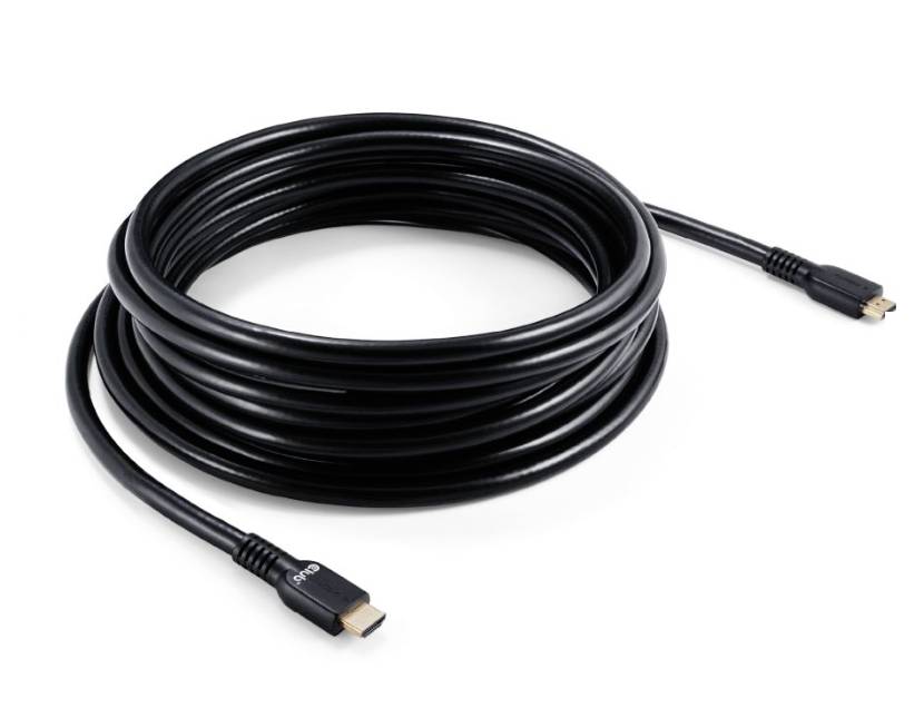 Ett långt, svart HDMI-kabel är upprullat och visar båda kontaktändarna.