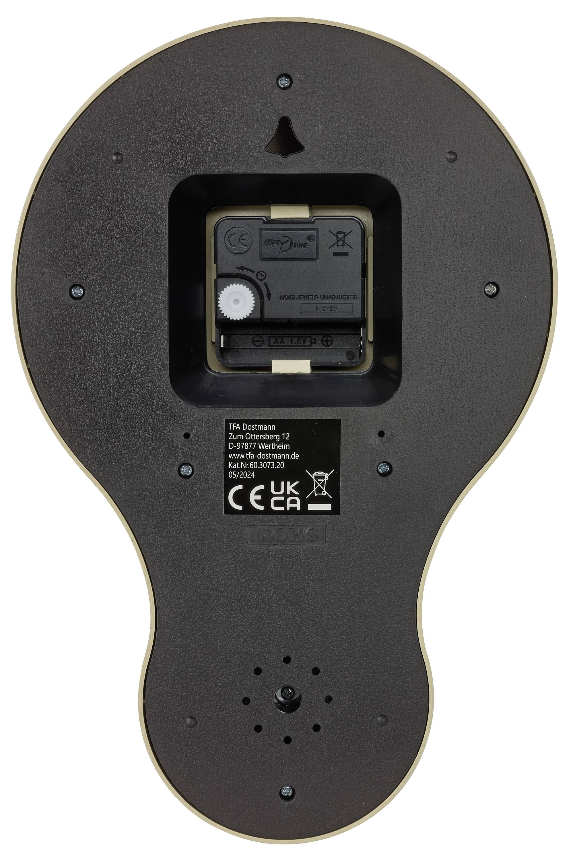 Baksidan av en elektronisk enhet med synlig batterifack, kontrolletiketter och modellinformation, mot en vit bakgrund.