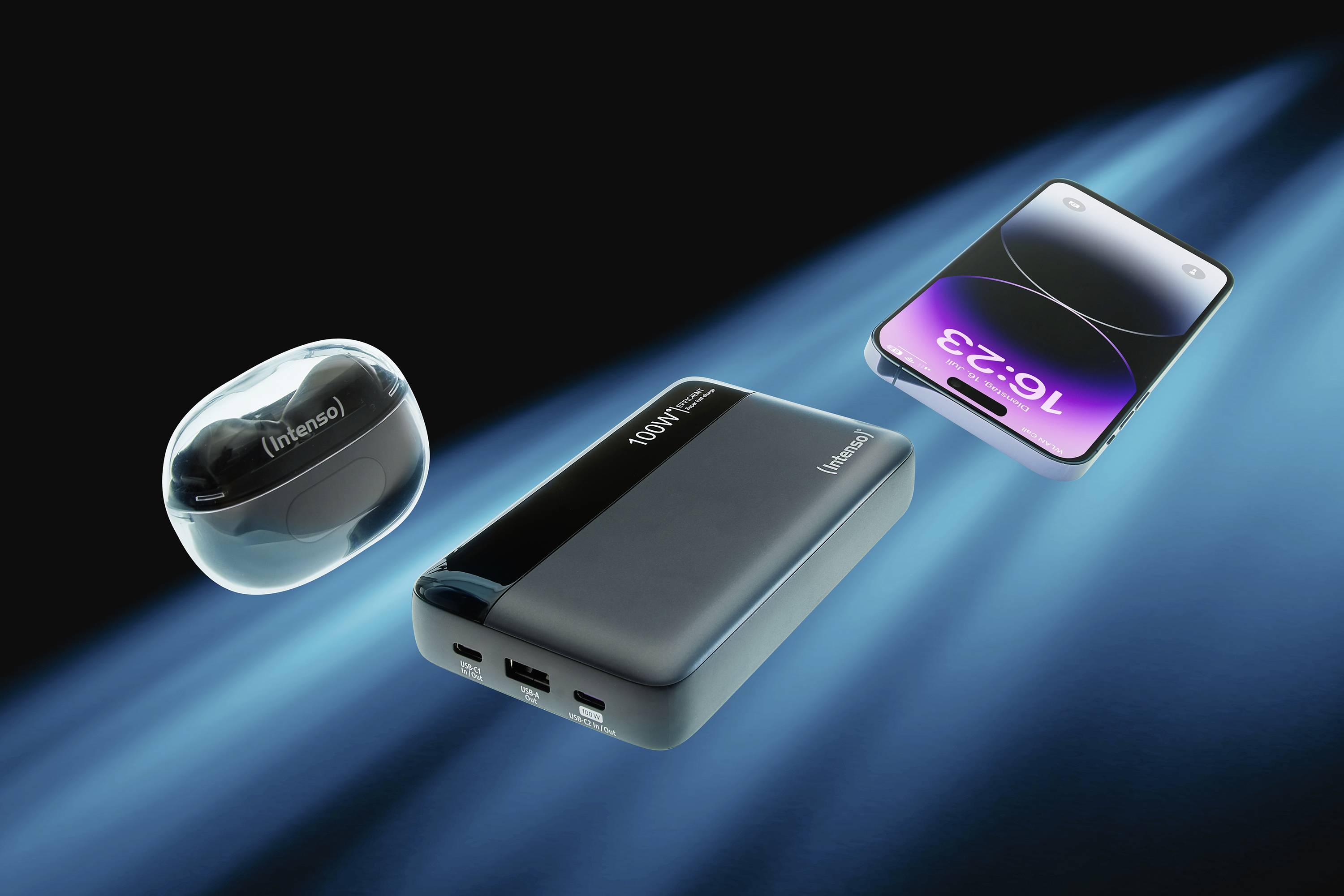 Smartphone, powerbank och trådlösa hörlurar på blå bakgrund. De är framställda svävan för att visa modern teknik.