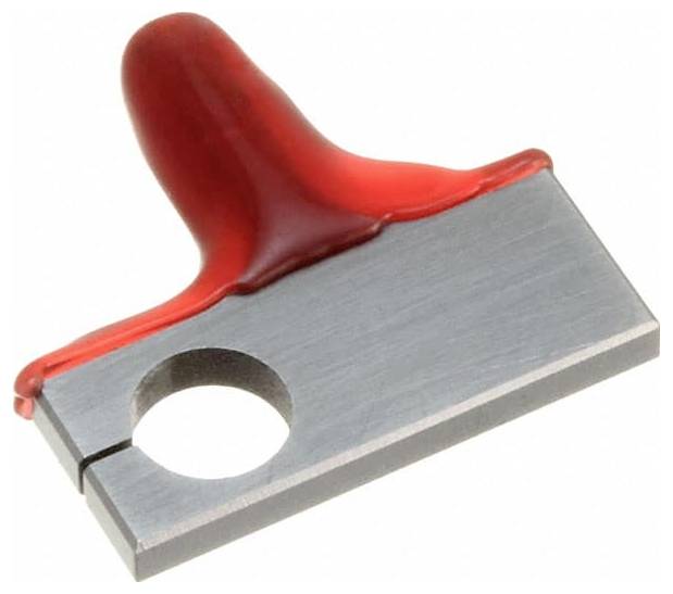 En metallbult med ett rött överdrag, utrustad med ett hål på ena sidan och ett spår, sannolikt avsedd för säker fastsättning i maskiner.