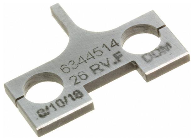 En liten metallkomponent med två cirkulära hål och graverad text "6344514 26 RVF 9/10/19".