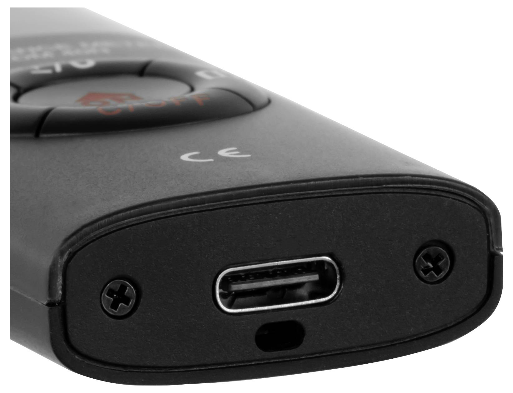 Närbild av en svart elektronisk enhet som visar en USB-C-laddningsport i änden, med CE-märkning och två skruvar.