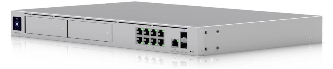 En silverfärgad nätverksswitch med flera Ethernet-portar och en lysande strömbrytare på vänster sida.