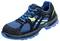 En sportsko med nätliknande material i blått och svart. Sidpartierna är randiga i gult. Märket är 'atlas'.