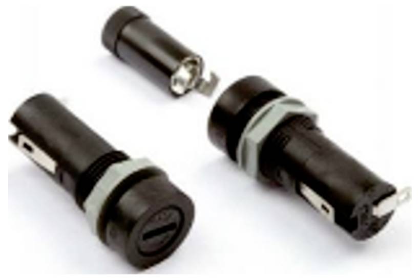 Tre svarta plastanslutningar, delvis isärplockade, på vit bakgrund.