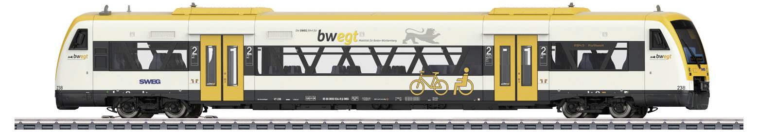 Ett gul-vitt tåg med texten 'bwegt' står på järnvägsspår. En cykelsymbol och en leonfigur syns på sidan.