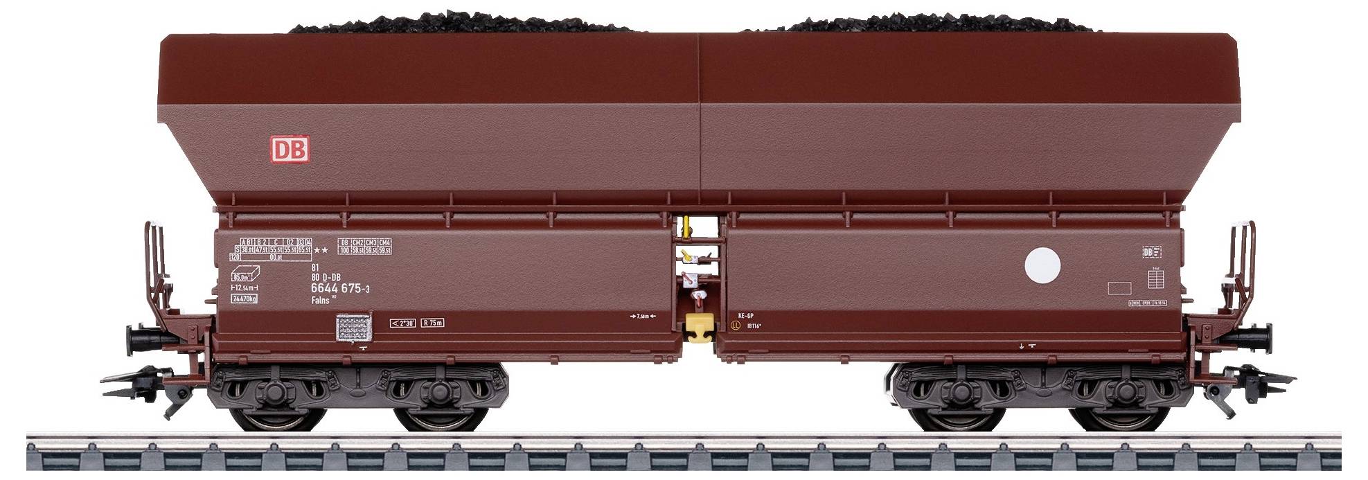 En brun godsvagn lastad med kol på rälsen. Vagnen bär DB-logotypen.