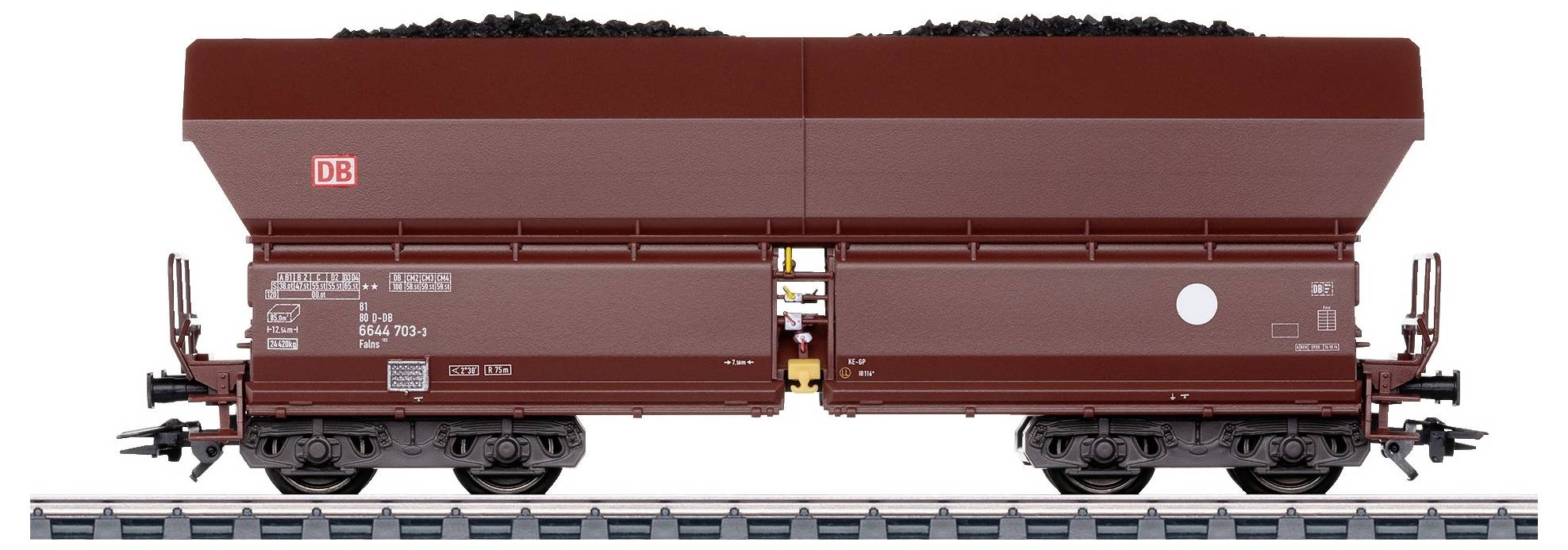 En brun godsvagn från DB lastad med kol, stående på järnvägsspår.