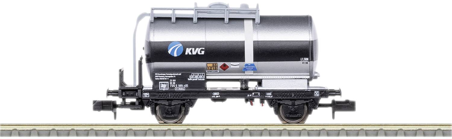 En silverfärgad tankvagn med KVG-logotyp står på ett spår.