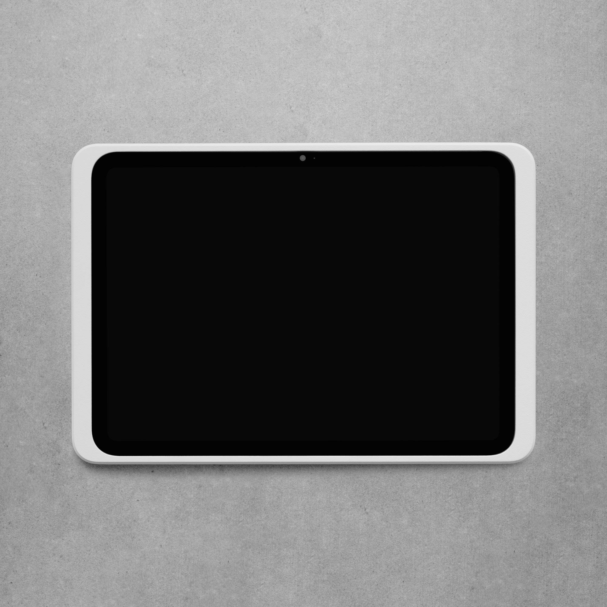 En svart, rektangulär tavla med vit ram hänger på en grå vägg. Den ser ut som en modern, teknisk apparat.