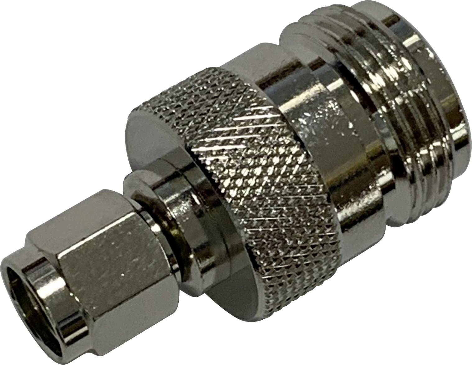 Metallisk adapter med räfflat handtag och gänga, möjligen lämplig för rör- eller slangkopplingar.