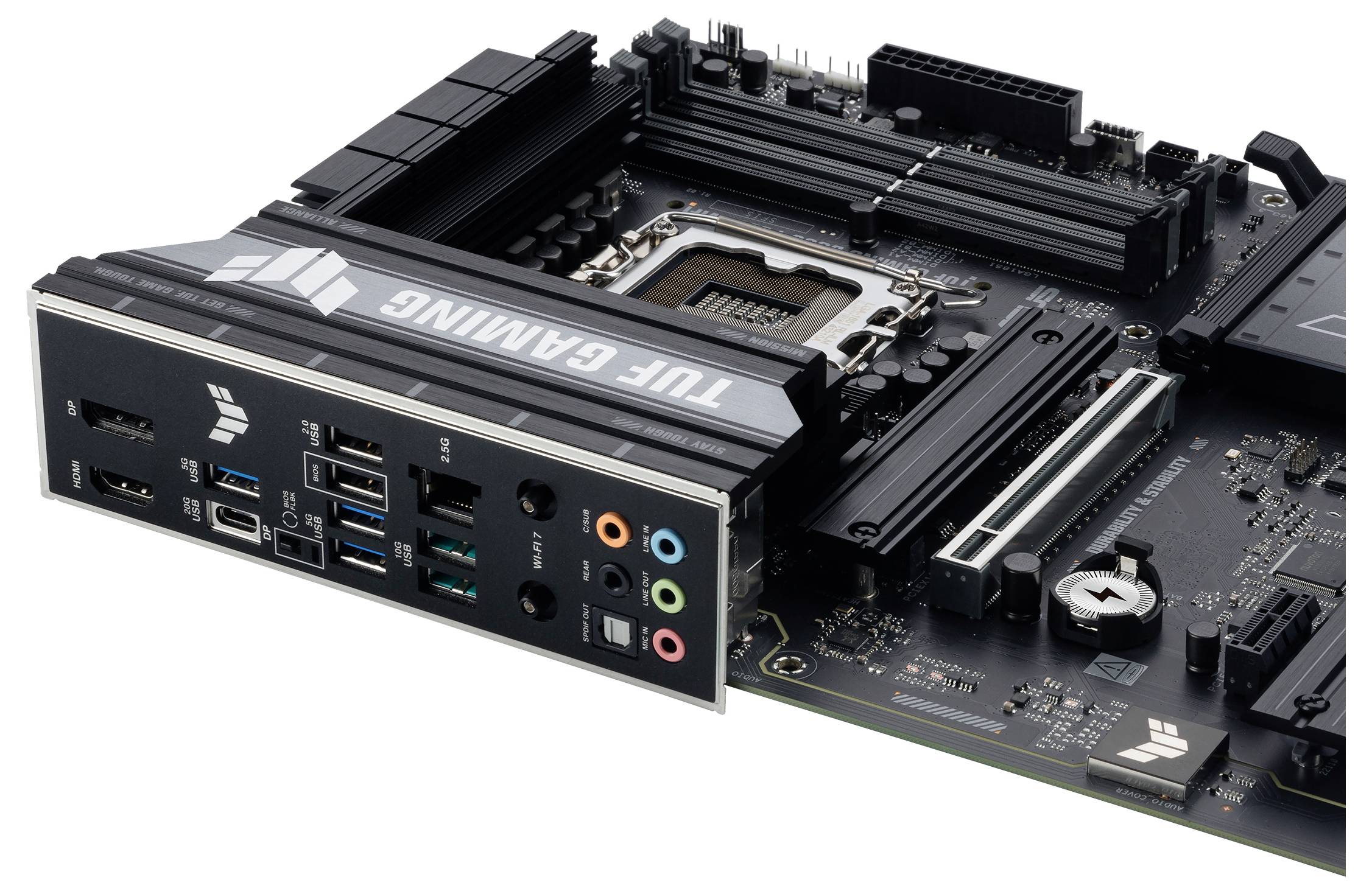 En närbild av ett TUF Gaming-moderkort som visar dess socket, RAM-platser och olika bakre ingångs-/utgångsportar, med betoning på dess spelfokus.