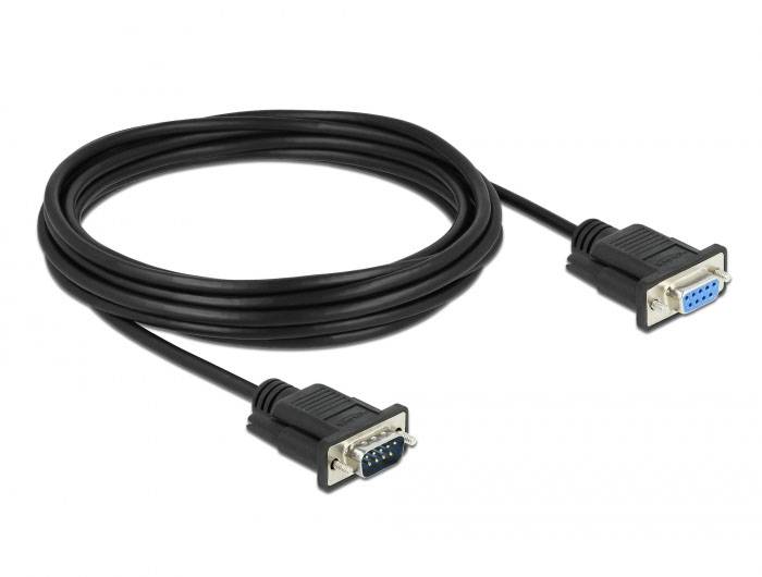 Ett svart RS-232 seriellt kabel med hane- och honkontakter, använt för dataöverföring mellan enheter.