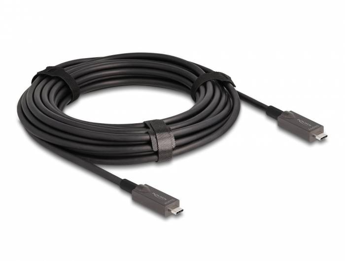 En lång, upprullad svart kabel med två kontakter i ändarna som kan användas för digital audio- och videoöverföring.