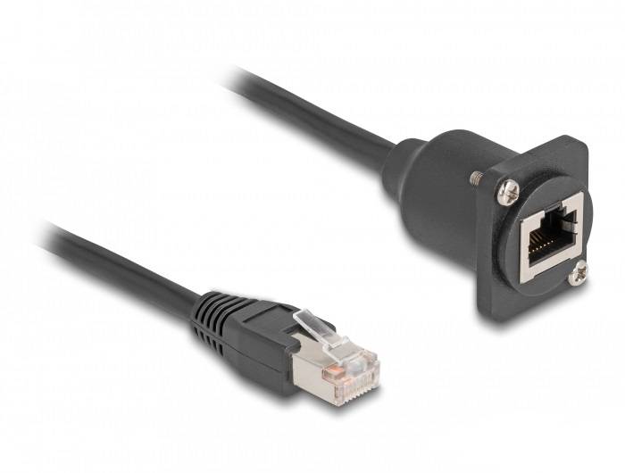 En svart Ethernet-kabel med RJ45-kontakt och uttag, använd för nätverksanslutningar.
