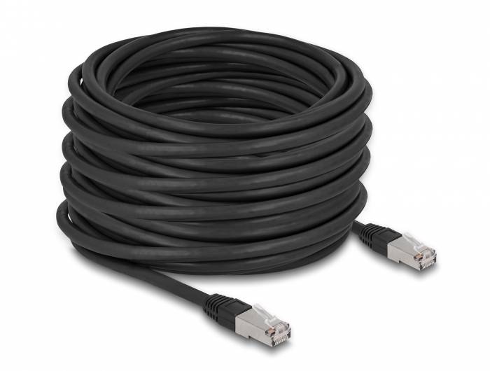 En lång, svart nätverkskabel, noggrant upprullad, med två metallkontakter i ändarna. Perfekt för Ethernet-anslutningar.