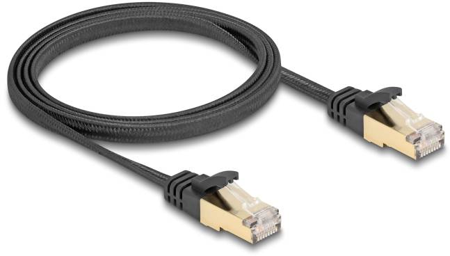 Svart Ethernet-kabel med guldkontakter, används för nätverksanslutningar.