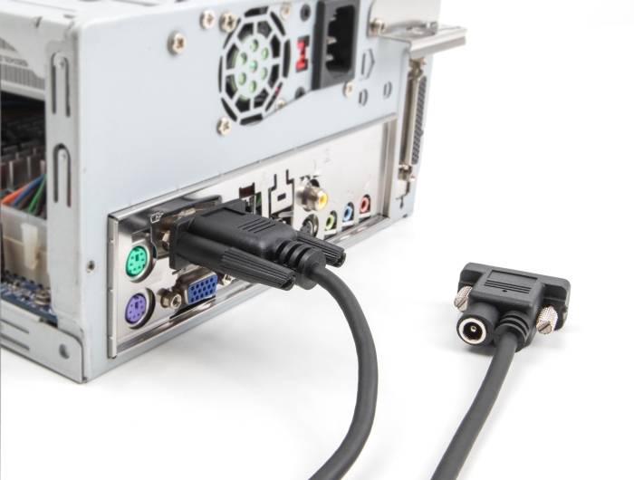En dator med en monitoranslutning där ett DVI-kabel är anslutet. Ytterligare anslutningar och baksida synlig.