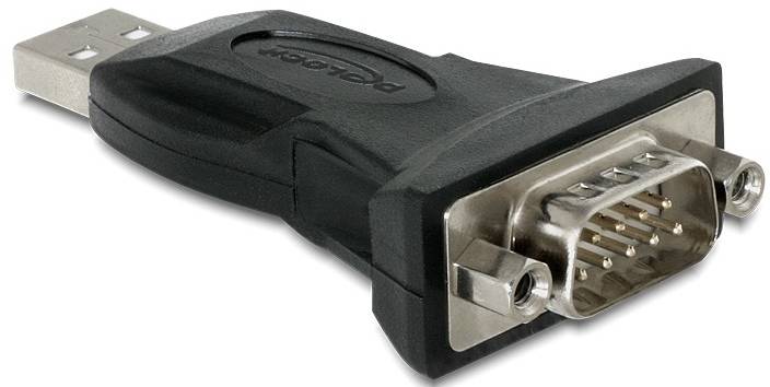 En USB-till-seriell-adapter med en USB-kontakt till vänster och en seriell DB9-kontakt till höger, ofta använd för anslutning av äldre enheter.