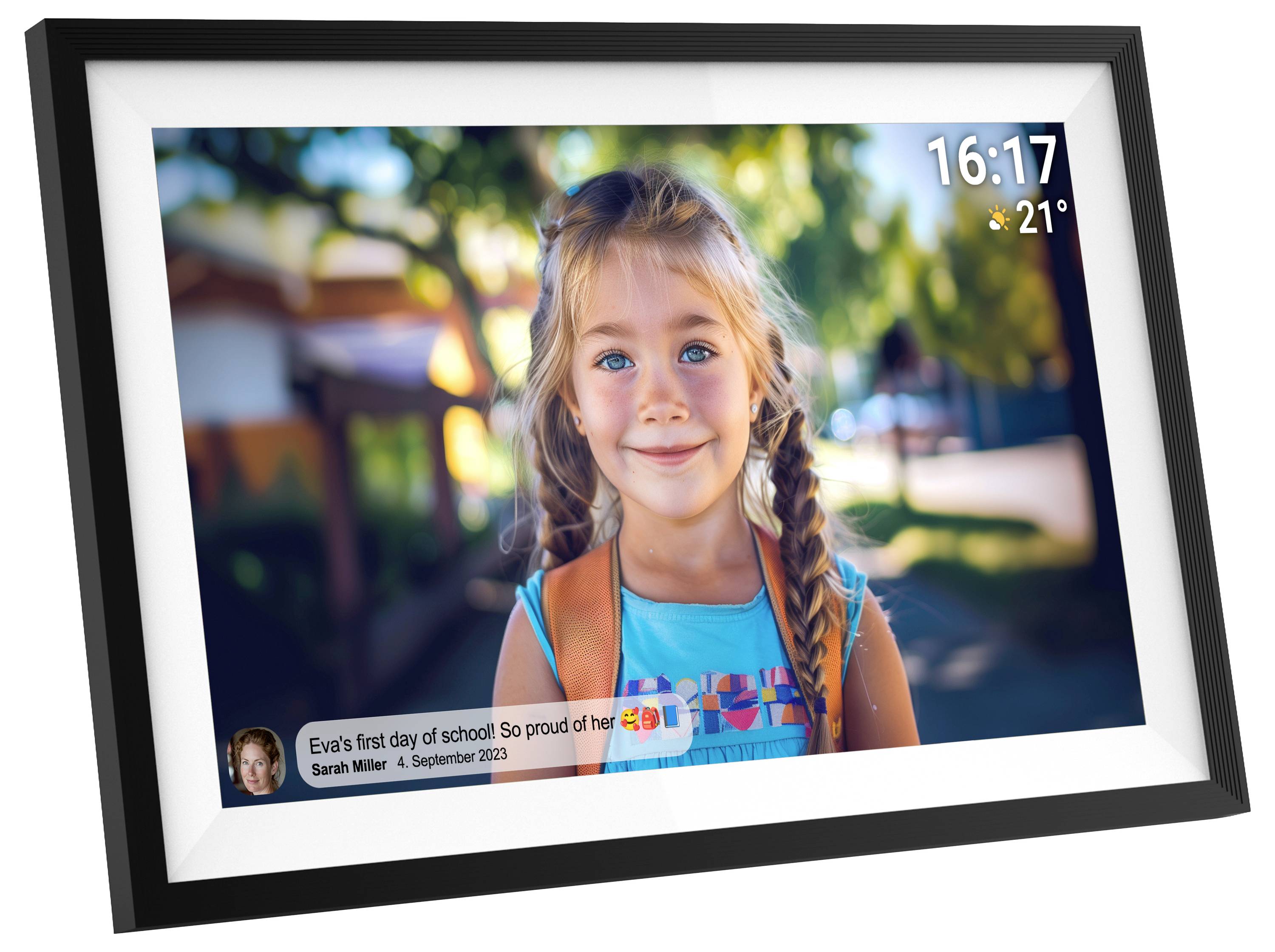 En flicka ler in i kameran och bär en ryggsäck. Text: 'Evas första skoldag! Så stolt över henne' av Sarah Miller.