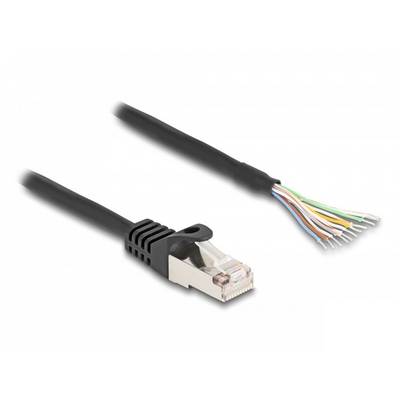 En Ethernet-kabel med en RJ45-kontakt till vänster och avisolerade ledare till höger, visar den interna konstruktionen för dataöverföring.