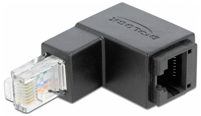 En svart Ethernet-adapter med en rektangulär design. Till vänster finns en RJ45-kontakt och till höger en port för nätverkskabel.
