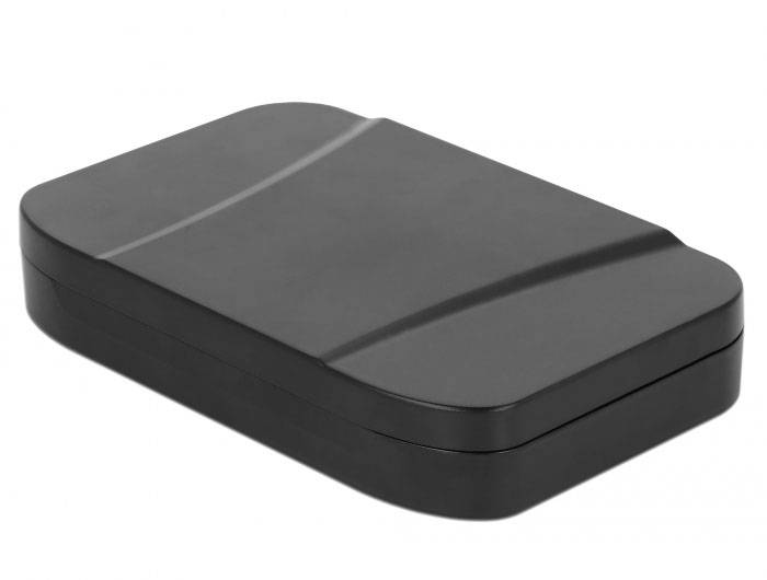 Svart extern hårddisk på vit bakgrund, rektangulär form med avrundade hörn, två diagonala linjer på ytan.