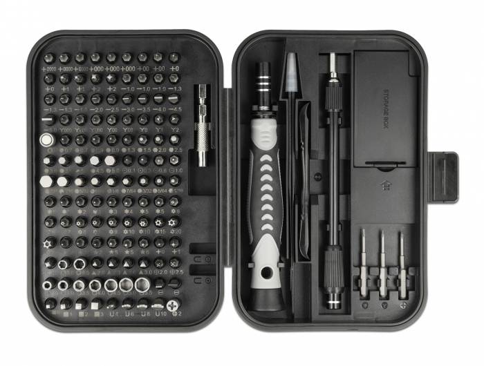En öppen verktygssats med flera skruvmejselinsatser, handtag och tillbehörsdelar, organiserade i en svart väska.