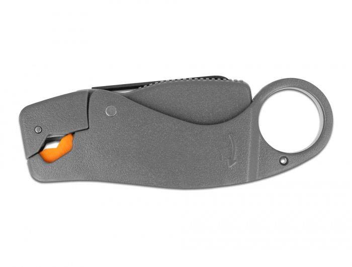 Grå, ihopfällbar fickkniv med ringformat handtag och orange detalj.