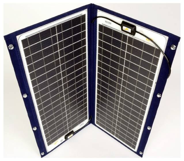 Två vikbara solarpaneler, redo att producera energi. Designen möjliggör portabel användning och enkel förvaring.