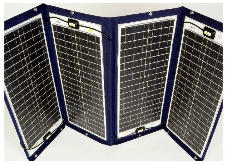 Vikbart solarpanel med fyra segment, idealiskt för mobil strömförsörjning. Svart-silvriga paneler med blå kanter.
