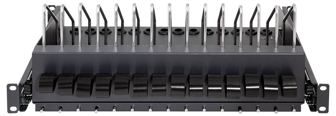 Ett svart rackmonterat patchpanel med flera platser och anslutningar, lämpligt för nätverksinstallation, sedd framifrån.