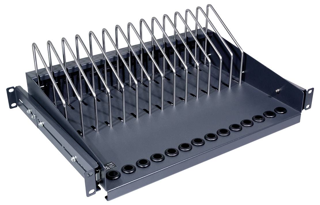 Fiberoptiskt patchpanel med monterade kabelhanteringsbyglar. 19-tums rackmontage. Innehåller flera kabelgenomföringar nedtill.